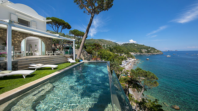 villas in italy for rent by the sea
